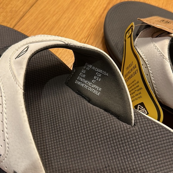 REEF men’s Fanning Low Flip Flop Sandals With Bottle Opener